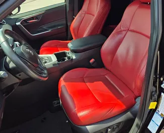 조지아에서에서 대여 가능한 Toyota Rav4의 인테리어. 자동 변속기가 장착된 멋진 5인승 차량입니다.