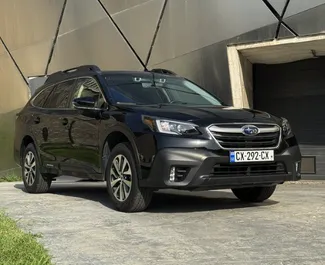 Vista frontal de um aluguel Subaru Outback em Tbilisi, Geórgia ✓ Carro #1373. ✓ Transmissão Automático TM ✓ 3 avaliações.