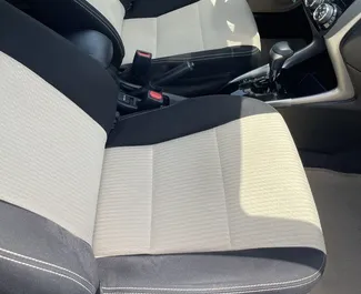 Pronájem Toyota Yaris. Auto typu Ekonomická, Komfort k pronájmu v SAE ✓ Bez zálohy ✓ Možnosti pojištění: TPL, SCDW, FDW, Cestující, Krádež, Bez vkladu.