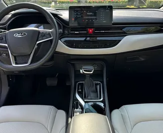 JAC JS4 内饰，阿联酋 出租。一辆优秀的 5 座位车，配备 Automatic 变速箱。