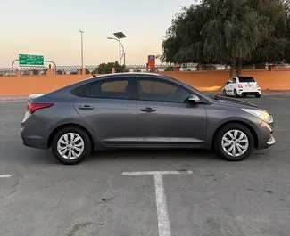 아랍에미리트에서에서 대여하는 Hyundai Accent 2022 차량, 특징: ✓Petrol 연료 및 140마력 ➤ 하루 130 AED부터 시작.