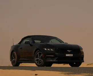 Přední pohled na pronájem Ford Mustang Cabrio v Dubaji, SAE ✓ Auto č. 12350. ✓ Převodovka Automatické TM ✓ Recenze 0.