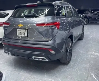 Chevrolet Captiva 2026 na voljo za najem v v Dubaju, z omejitvijo prevoženih kilometrov 250 km/dan.