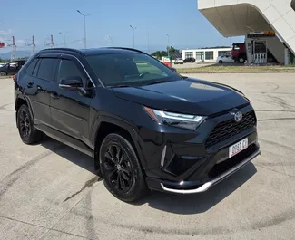 트빌리시에서에서 사용 가능한 사륜구동 시스템이 장착된 Toyota Rav4 2023.
