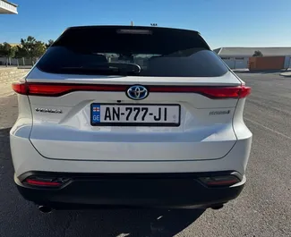 Toyota Venza 2021 disponible à la location à Tbilissi, avec une limite de kilométrage de 100 km/jour.