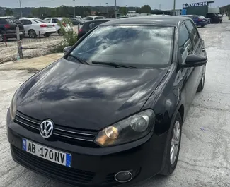 Framvy av en hyrbil Volkswagen Golf 6 på Tiranas flygplats, Albanien ✓ Bil #14841. ✓ Växellåda Manual TM ✓ 0 recensioner.