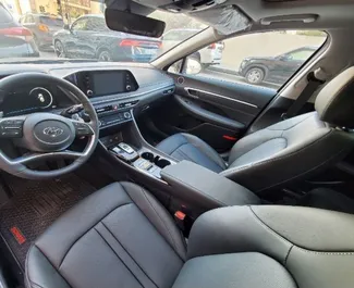 Pronájem auta Hyundai Sonata 2022 v Ázerbájdžánu, s palivem Benzín a výkonem 190 koní ➤ Cena od 95 AZN za den.