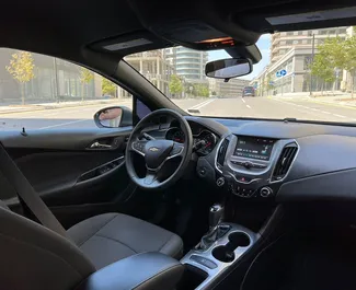 Pronájem auta Chevrolet Cruze 2018 v Ázerbájdžánu, s palivem Benzín a výkonem 140 koní ➤ Cena od 42 AZN za den.