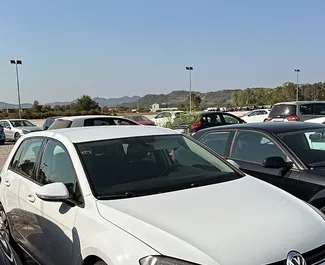 レンタルのVolkswagen Golf 7の正面ビュー、ティラナ空港にて, アルバニア ✓ 車両番号#14848。✓ 自動トランスミッション ✓ 0のレビュー。