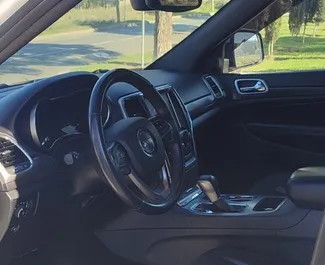 Εσωτερικό του Jeep Grand Cherokee προς ενοικίαση στη Γεωργία. Ένα εξαιρετικό αυτοκίνητο 5-θέσεων με κιβώτιο ταχυτήτων Αυτόματο.