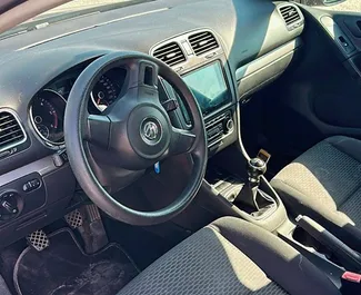 ティラナ空港にて、アルバニアにてでのVolkswagen Golf 6 #14844 マニュアルカーレンタル、2.0Lエンジン搭載 ➤ ヴィルソンから。