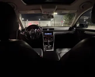 Volkswagen Passat 2015 na voljo za najem v v Tirani, z omejitvijo prevoženih kilometrov neomejeno.