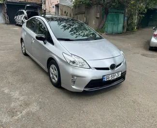 Орендуйте Toyota Prius 2015 в Грузії. Паливо: Гібрид. Потужність: 145 к.с. ➤ Вартість від 180 GEL за добу.