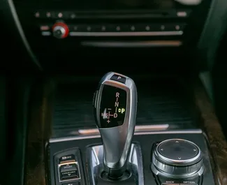 BMW X5 interjöör rentimiseks Gruusias. Suurepärane 5-kohaline auto Automaatne käigukastiga.