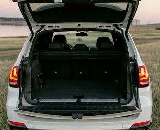 BMW X5 2017 auto rentimine Gruusias, sisaldab ✓ Hübriid kütust ja 380 hobujõudu ➤ Alates 240 GEL päevas.