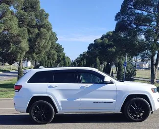 Ενοικίαση αυτοκινήτου Jeep Grand Cherokee 2020 στη Γεωργία, περιλαμβάνει ✓ καύσιμο Βενζίνη και 395 ίππους ➤ Από 115 GEL ανά ημέρα.