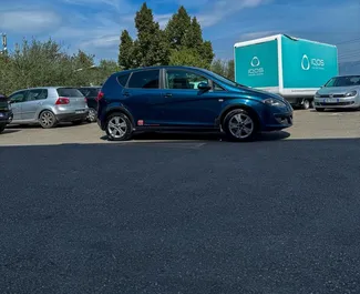 Sprednji pogled najetega avtomobila SEAT Altea v v Tirani, Albanija ✓ Avtomobil #14956. ✓ Menjalnik Priročnik TM ✓ Mnenja 0.