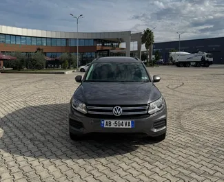 Sprednji pogled najetega avtomobila Volkswagen Tiguan v v Tirani, Albanija ✓ Avtomobil #14851. ✓ Menjalnik Samodejno TM ✓ Mnenja 0.
