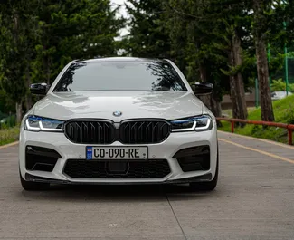 BMW 530d 2017 tilgjengelig for leie i Tbilisi, med ubegrenset kilometergrense.