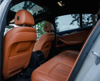 Interiøret til BMW 530d til leie i Georgia. En flott 5-seters bil med Automatisk-gir.