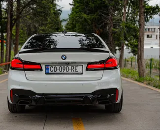 Bilutleie av BMW 530d 2017 i i Georgia, inkluderer ✓ Bensin drivstoff og 335 hestekrefter ➤ Starter fra 243 GEL per dag.