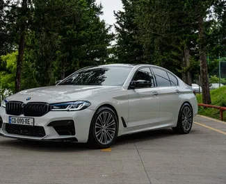 Frontvisning av en leiebil BMW 530d i Tbilisi, Georgia ✓ Bil #14939. ✓ Automatisk TM ✓ 0 anmeldelser.