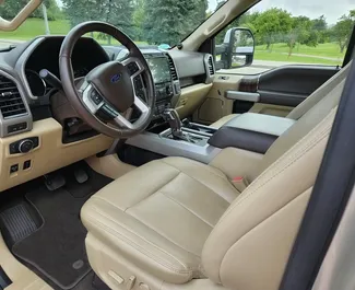 Ford F150 2020 tillgänglig för uthyrning i Minsk, med en körsträckegräns på 300 km/dag.