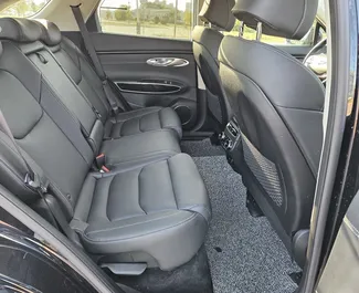 Εσωτερικό του Genesis GV70 προς ενοικίαση στη Λευκορωσία. Ένα εξαιρετικό αυτοκίνητο 5-θέσεων με κιβώτιο ταχυτήτων Αυτόματο.