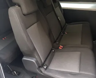 Κινητήρας Ντίζελ L του Opel Vivaro 2022 για ενοικίαση στην Πράγα.