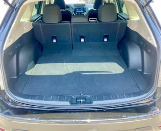 Interiören av Subaru Forester för uthyrning i Georgien. En fantastisk 5-sitsig bil med en Automatisk växellåda.