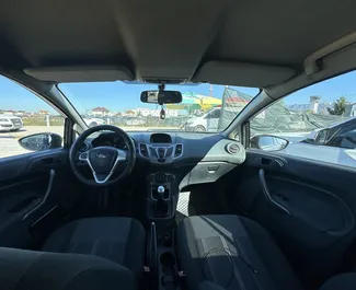 1.6L 엔진이 장착된 티라나 공항에서의 Ford Fiesta #14837 매뉴얼 차량 대여 ➤ Vilson 알바니아에서에서 제공.