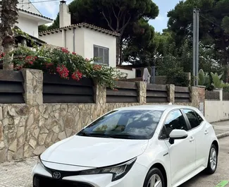Vista frontal de un Toyota Corolla de alquiler en Barcelona, España ✓ Coche n.º 10858. ✓ Automático TM ✓ 1 opiniones.