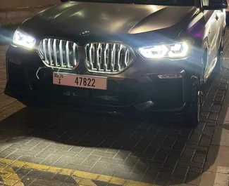 BMW X6 2023 tillgänglig för uthyrning i Dubai, med en körsträckegräns på 250 km/dag.