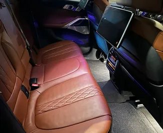 Bensin 4,4L motor i BMW X6 2023 för uthyrning i Dubai.