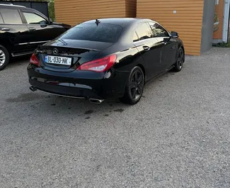 グルジアにてでのMercedes-Benz CLA250 2018カーレンタル、特徴は✓ガソリン燃料と240馬力 ➤ 1日あたり140 GELからスタート。