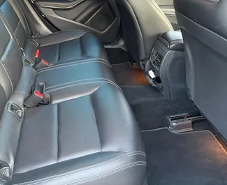 トビリシにてでのレンタル用Mercedes-Benz CLA250 2018のガソリン 2.5Lエンジン。