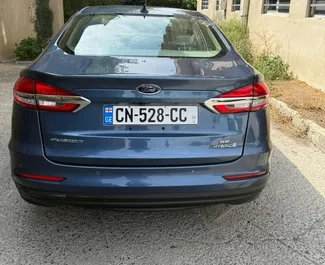 Ford Fusion Sedan sisätila vuokrattavana Georgiassa. Erinomainen 5-paikkainen auto Automaattinen-vaihteistolla.