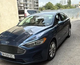 Vuokra-auton etunäkymä Ford Fusion Sedan Tbilisissä, Georgia ✓ Auto #14831. ✓ Vaihteisto Automaattinen TM ✓ Arvostelut 0.
