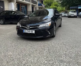 Framvy av en hyrbil Toyota Camry i Tbilisi, Georgien ✓ Bil #14833. ✓ Växellåda Automatisk TM ✓ 0 recensioner.