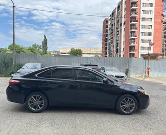 Toyota Camry 2017 med Främre drivenhet-system, tillgänglig i Tbilisi.