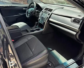 Toyota Camry 2017 tillgänglig för uthyrning i Tbilisi, med en körsträckegräns på obegränsad.