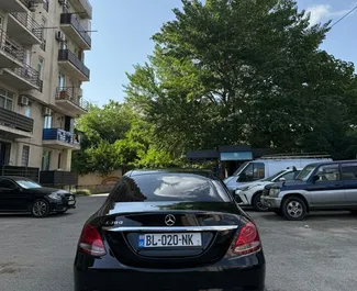 Mercedes-Benz C350 2018 διαθέσιμο για ενοικίαση στην Τιφλίδα, με όριο χιλιομέτρων απεριόριστο.