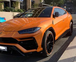 トビリシにてでのレンタル用Lamborghini Urus 2023のガソリン 4.0Lエンジン。
