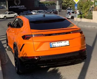 グルジアにてでレンタル可能なLamborghini Urusの内装。5人乗りで、自動トランスミッション付きの素晴らしい車です。
