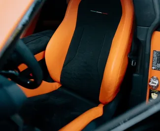 トビリシにてでレンタル可能なLamborghini Urus 2023、150 km/日の走行距離制限付き。