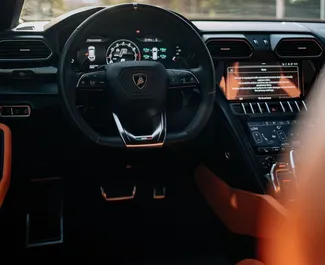 グルジアにてでのLamborghini Urus 2023カーレンタル、特徴は✓ガソリン燃料と657馬力 ➤ 1日あたり3300 GELからスタート。