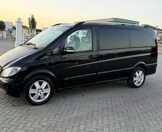 Interiøret til Mercedes-Benz Vito til leie i Albania. En flott 7-seters bil med Manuell-gir.
