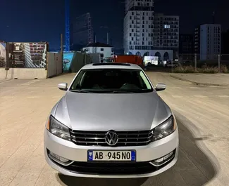 Sprednji pogled najetega avtomobila Volkswagen Passat v v Tirani, Albanija ✓ Avtomobil #14951. ✓ Menjalnik Samodejno TM ✓ Mnenja 0.