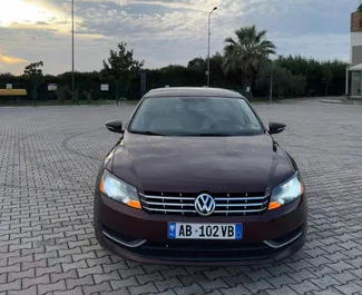 Sprednji pogled najetega avtomobila Volkswagen Passat v v Tirani, Albanija ✓ Avtomobil #14847. ✓ Menjalnik Samodejno TM ✓ Mnenja 0.