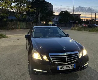 Sprednji pogled najetega avtomobila Mercedes-Benz E-Class v v Tirani, Albanija ✓ Avtomobil #14856. ✓ Menjalnik Samodejno TM ✓ Mnenja 0.